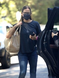 jennifer-garner-in-casual-outfit-run-errands-in-brentwood-08-26-2020-3.jpg