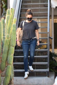 jennifer-garner-in-casual-outfit-run-errands-in-brentwood-08-26-2020-5.jpg