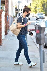 jennifer-garner-in-casual-outfit-run-errands-in-brentwood-08-26-2020-8.jpg