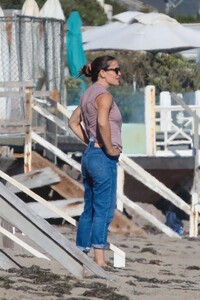 jennifer-garner-on-the-beach-in-malbiu-08-06-2020-0.jpg