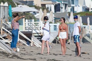 jennifer-garner-on-the-beach-in-malbiu-08-06-2020-2.jpg