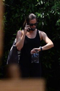 jennifer-garner-out-in-brentwood-08-20-2020-4.jpg