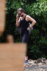 jennifer-garner-out-in-brentwood-08-20-2020-5.jpg