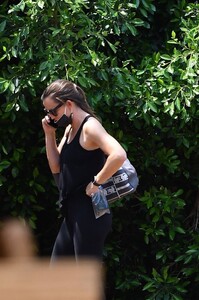 jennifer-garner-out-in-brentwood-08-20-2020-6.jpg