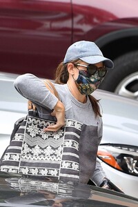 jennifer-garner-street-style-palisades-08-25-2020-2.jpg