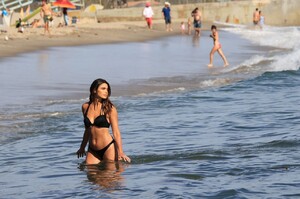 jennifer-lahmers-on-the-beach-in-santa-monica-08-17-2020-12.jpg