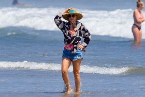 kate-hudson-on-the-beach-in-malibu-06-26-2020-6.jpg