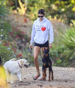 kendall-jenner-hiking-in-malibu-08-01-2020-0.jpg