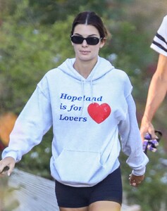 kendall-jenner-hiking-in-malibu-08-01-2020-1.jpg