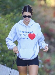 kendall-jenner-hiking-in-malibu-08-01-2020-2.jpg