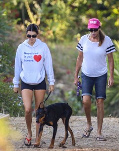 kendall-jenner-hiking-in-malibu-08-01-2020-3.jpg