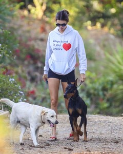 kendall-jenner-hiking-in-malibu-08-01-2020-4.jpg