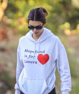 kendall-jenner-hiking-in-malibu-08-01-2020-5.jpg