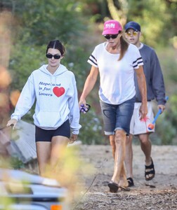 kendall-jenner-hiking-in-malibu-08-01-2020-6.jpg