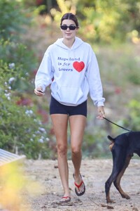 kendall-jenner-hiking-in-malibu-08-01-2020-9.jpg