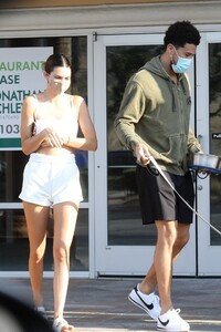 kendall-jenner-running-errands-in-malibu-08-17-2020-3.jpg