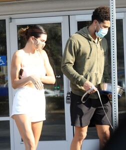 kendall-jenner-running-errands-in-malibu-08-17-2020-7.jpg