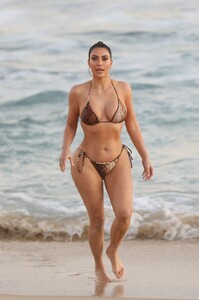kim-kardashian-in-a-bikini-08-26-2020-1.jpg