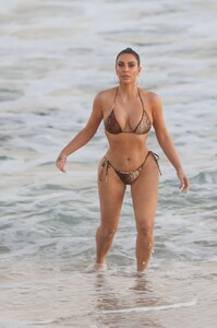 kim-kardashian-in-a-bikini-08-26-2020-10.jpg