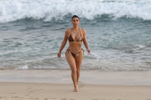 kim-kardashian-in-a-bikini-08-26-2020-11.jpg