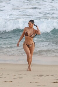 kim-kardashian-in-a-bikini-08-26-2020-13.jpg