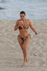kim-kardashian-in-a-bikini-08-26-2020-14.jpg