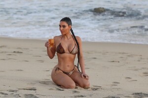 kim-kardashian-in-a-bikini-08-26-2020-17.jpg