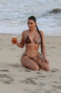 kim-kardashian-in-a-bikini-08-26-2020-2.jpg