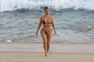 kim-kardashian-in-a-bikini-08-26-2020-3.jpg