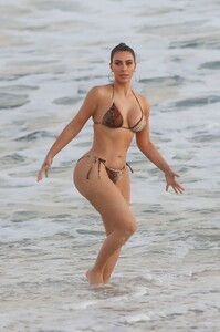 kim-kardashian-in-a-bikini-08-26-2020-8.jpg