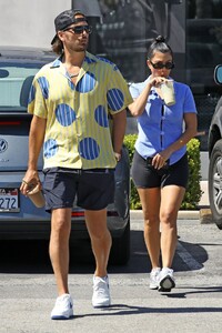 kourtney-kardashian-with-scott-disick-in-malibu-07-31-2020-6.jpg