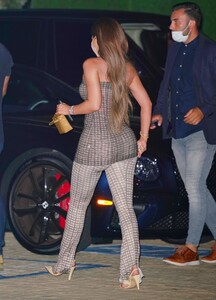 kylie-jenner-arrives-for-dinner-at-nobu-in-malibu-08-15-2020-3.jpg