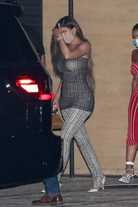 kylie-jenner-arrives-for-dinner-at-nobu-in-malibu-08-15-2020-4.jpg