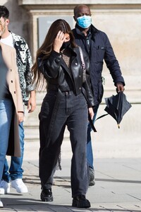 kylie-jenner-visiting-the-louvre-museum-in-paris-08-28-2020-8.jpg