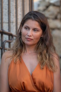 laetitia-casta-at-lumio-s-literary-encounters-in-front-of-over-a-hundred-people-in-the-village-s-new-green-theater-12.thumb.jpg.91370fcd591120cd7a330157770386c0.jpg