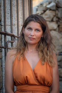 laetitia-casta-at-lumio-s-literary-encounters-in-front-of-over-a-hundred-people-in-the-village-s-new-green-theater-5.thumb.jpg.61ce8ac1a1bab53a88383163a88e9cf9.jpg