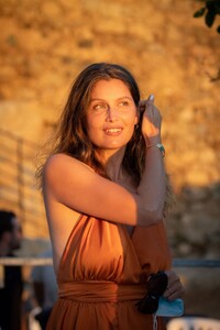 laetitia-casta-at-lumio-s-literary-encounters-in-front-of-over-a-hundred-people-in-the-village-s-new-green-theater-8.thumb.jpg.8e3203899be93035ba67e6917fa014b5.jpg