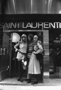 lo-stilista-francese-yves-saint-laurent-posa-con-le-sue-muse-e-amiche-betty-catrox-a-sinistra-e-loui--dal-suo-nuovo-negozio-in-new-bond-street-londra-1969.thumb.jpg.4b12845ef3dac5a5da92a1a618f80724.jpg