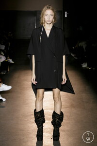 lutz-huelle-ss17-look-06-5f2096.thumb.jpg.b5f01d7ef7a3b248abc24fc7bfd75bd2.jpg