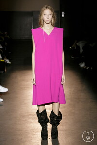 lutz-huelle-ss17-look-19-75fd85.thumb.jpg.5219738bf33d6fc27836be4b1ecd2447.jpg