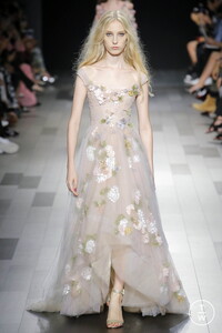marchesa-ss18-0031-b47891.thumb.jpg.4db48e6b7f7603d32fd1f2b02f197f6b.jpg