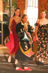 mary-kate-olsen-leaving-tutto-il-giorno-restaurant-in-the-hamptons-08-04-2020-1.jpg