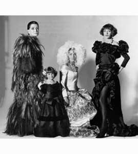 maxime-de-la-falaise-anna-klossowski-lucie-de-la-falaise-and-loulou-de-la-falaise-irving-penn-vogue-march-19921.thumb.jpg.03727930a840ea3f3479ce80b15a8487.jpg