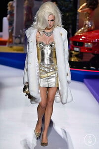 moschino-aw19-0039-225514.thumb.jpg.fbe6a658abd0a49ce365ceab530c67b7.jpg