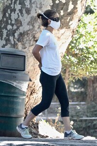 natalie-portman-at-griffith-park-in-la-08-12-2020-1.jpg