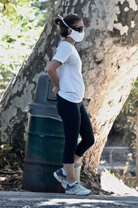 natalie-portman-at-griffith-park-in-la-08-12-2020-2.jpg