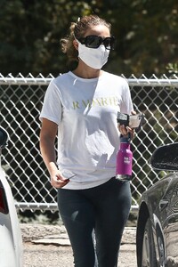 natalie-portman-at-griffith-park-in-la-08-12-2020-4.jpg