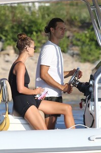 nina-agdal-in-the-hamptons-new-york-08-10-2020-1.jpg