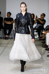 olivier-theyskens-ss17-0051-1cc683.thumb.jpg.8f9a0d31a330ef253bc16c44e5853536.jpg