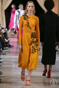 oscar-de-la-renta-aw18-0003-a8712c.thumb.jpg.7b77c6f562aaa48b925177c882bf6878.jpg